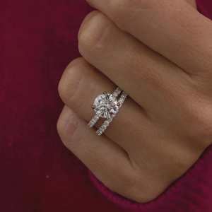 Ensemble de bagues de mariage en diamant de culture, solitaire taille brillant ronde, or blanc 14 carats, avec bande demi-éternité pavée, tendance actuelle - Product Image 5