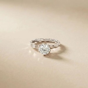 Bague unisexe en argent 925 avec moissanite taille ronde style floral, bague de fiançailles moderne, cadeau idéal pour anniversaire et fêtes - Product Image 1