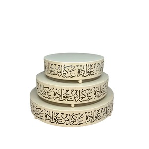 Magnifique support à gâteau en métal blanc avec motif ajouré de calligraphie arabe, parfait pour la présentation de desserts de luxe et le service festif. - Product Image 6