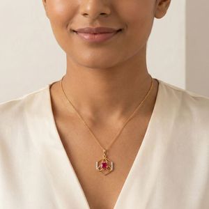 Elegante Colgante de Oro Amarillo con Diamante Natural de 0.05 Quilates, Corte Brillante Redondo, Claridad VS SI, Certificado IGI, para un Estilo Atemporal - Product Image 1