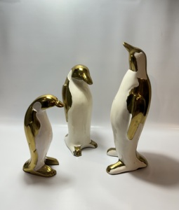 Juego de Tres Figuras de Pingüinos de Aluminio Dorado y Blanco, Hechas a Mano, Duraderas, Modernas, Centro de Mesa para Sala de Estar, Decoración de Bodas - Product Image 1