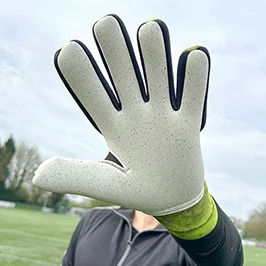 Gants de gardien de but unisexes confortables en latex imperméable avec sangle de poignet réglable, couleur et design personnalisés pour l'entraînement au football - Product Image 6