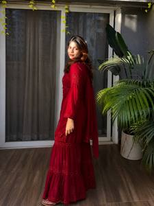 ชุดคุर्ติชาราร่าผ้าเครปปักลายสีแดงสำหรับผู้หญิง ชุดพื้นเมืองทรงเข้ารูปความยาวปานกลาง เหมาะสำหรับงานปาร์ตี้และงานแต่งงาน - Product Image 3