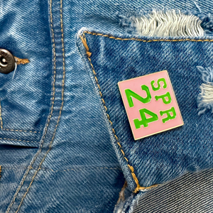 Pin de Solapa SPR 25, Broche de Esmalte Sigma Gamma Rho, Pin con Letras Griegas para Mujer, Accesorio Elegante - Product Image 3