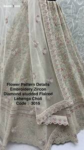 Traje de novia de red con bordado de chapat, zari, dori, lentejuelas y circonitas, lehenga-choli nupcial, proveedor indio - Product Image 6