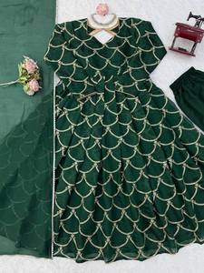 ชุดเดรส Anarkali สีเขียวมรกตปักลายสำหรับผู้หญิง พร้อมผ้าคลุมไหล่เข้าชุด ดีไซน์เนอร์สำหรับงานแต่งงานและงานเฉลิมฉลอง ขายส่ง - Product Image 5