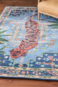 Tapis artisanal moderne au design artistique, en laine rouge personnalisée avec forme de fleur abstraite, en jute, lavable, pour la maison et les pique-niques - Product Image 2