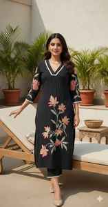 Ensemble 3 pièces élégant et festif pour femme, kurta longue évasée et pantalon en toile noire unie, style ethnique indien et pakistanais - Product Image 3