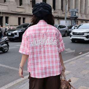 Camisa de mujer de manga corta, rosa a cuadros, con botones, estilo casual para primavera/verano, hecha de tela de algodón, con bolsillos. - Product Image 4