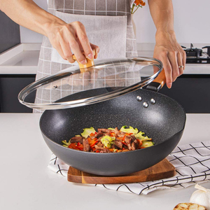 Wok antiadherente de calidad premium con tecnología de calentamiento rápido, cuerpo duradero y superficie lisa para una mejor liberación de alimentos y limpieza. - Product Image 3