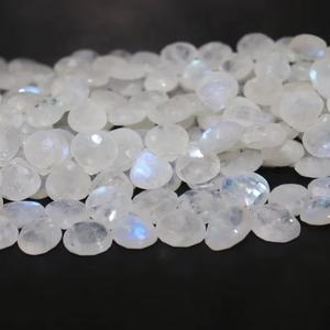 Cuentas en forma de corazón facetadas de piedra lunar arcoíris 9,5-10,5mm 8 pulgadas piedra Natural de Corte Lateral al por mayor para la fabricación de joyas - Product Image 1