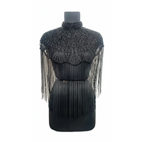 Robe de soirée formelle noire vintage à franges perlées, coupe droite, respirante, taille naturelle, col montant, avec cape aux épaules pour femme