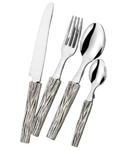 Juego de cucharas metálicas de alta calidad hechas de acero inoxidable de grado alimenticio para uso diario en la comida y el servicio. - Product Image 2