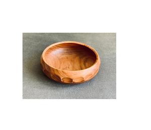 Grand saladier en bois massif pour servir en famille, mélanger les pâtes, les fruits, ou comme objet décoratif de table. - Product Image 3