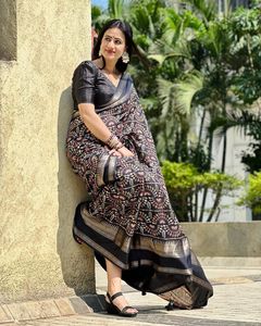Sari en soie crêpe douce de qualité supérieure pour femmes, avec motif élégant de créateur, pallu riche et pièce de chemisier assortie |   Tenue de fête de mariage - Product Image 1