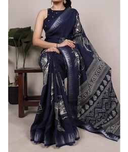 Magnifique sari indien à imprimé floral, texture riche avec des broderies Zari, pour les fêtes et les mariages, tenue élégante pour femmes. - Product Image 1