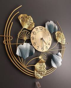 Horloge murale de luxe en métal noir et or de grande taille avec un design de cadran ouvert de style romain pour salon moderne - Product Image 5