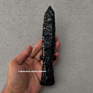 Daga Decorativa de Obsidiana Negra Hecha a Mano, Duradera, de 8 Pulgadas, Figura de Piedra Natural, Pieza de Arte Coleccionable con Tema de Amor, Khambhat - Product Image 1