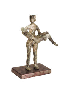 Sculpture abstraite artisanale en aluminium - Figurine d'homme portant une femme blessée - Statue décorative moderne en métal symbolique - Product Image 4