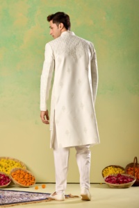 Traje de Novio con Base de Tela Pearl Off White, Diseño de Rejilla de Diamantes, Paisley y Medallón Kalki Codificado, Marca Divine Touch - Product Image 3