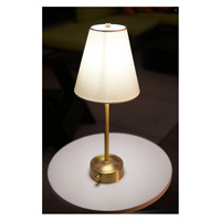 Lampe de table artistique contemporaine en métal avec abat-jour perforé floral et base en globe de verre pour la décoration intérieure