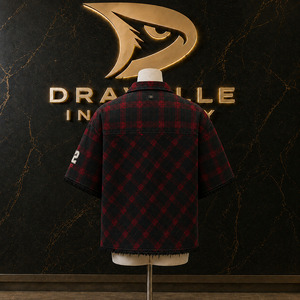 เสื้อเชิ้ตผ้าแฟลนเนลลายสก็อตทรงครอปพรีเมียมสไตล์ Y2K สำหรับผู้ชาย ทรงโอเวอร์ไซส์ แขนสั้น ชายเสื้อแบบรุ่ย แต่งโลโก้ปะติด สตรีทแวร์ ติดกระดุม ผ้าฝ้าย 100% - Product Image 2