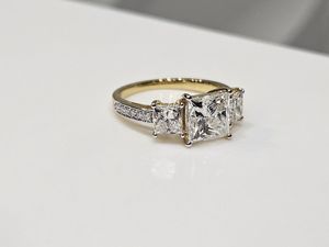 แหวนเพชรทรงปรินเซสคัท 2.01 กะรัต เพาะเลี้ยงในห้องปฏิบัติการ ประดับเพชรสามเม็ด สำหรับผู้หญิง ทองคำแท้ 14K ของขวัญเซอร์ไพรส์สำหรับเจ้าสาวในวันหมั้น - Product Image 3