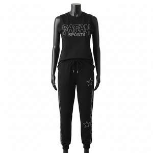 Conjunto de camiseta sin mangas y pantalón para mujer, transpirable, 240 GSM, algodón y poliéster, diseño de paneles negros, logotipo con pedrería. - Product Image 6