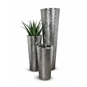 Vase en métal de style côtier moderne en fer brillant avec détails floraux royaux pour décoration de scène de mariage par Zahid Exports - Product Image 1