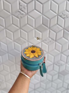 Estuche Compacto para Joyas de Cuero Genuino, Diseño Vintage con Bordado de Girasol en Cuero Repujado a Mano, Cierre de Cremallera, Estilo Bohemio, Duradero - Product Image 5