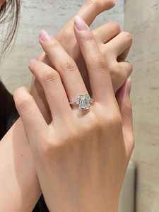 Anillo de compromiso moderno de oro blanco de 14 quilates con diamante de corte esmeralda de 3.02 quilates cultivado en laboratorio y certificado por IGI para mujer, regalo para enamorados. - Product Image 2