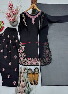 Traje Farshi Clásico de Seda Romana Pesada Bordada de AARIKA TEXTILE con Pantalón a Juego y Dupatta de Georgette Sintética, Ropa Étnica Tradicional - Product Image 5