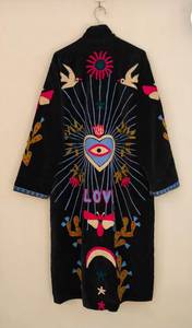Vente en gros de manteaux longs en velours noir faits à la main avec des motifs sacrés, de l'amour, de oiseaux, du soleil, de cactus et d'étoiles - Product Image 4
