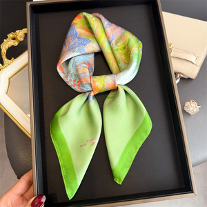 ผ้าพันคอไหมสี่เหลี่ยมหรูหราขนาด 70 ซม. สำหรับผู้หญิง ผ้าพันคอพิมพ์ลายดอกไม้สัมผัสนุ่มดุจไหม ผ้าโพกศีรษะแฟชั่นสำหรับสุภาพสตรี ผ้าพันคอแบบผูกผม และริบบิ้นผูกกระเป๋า - Product Image 5
