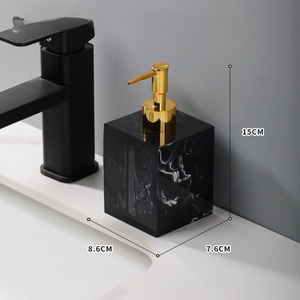 Elegante juego de dispensadores de jabón en blanco y negro con bandeja y botellas de loción con bomba dorada para decoración de encimeras de baño, procedente de la India. - Product Image 6
