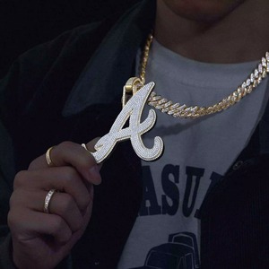 Collar con Colgante de Cruz de Diamante Moissanite Vintage Plateado de la Mejor Calidad, Corte Baguette, para Regalo, Boda o Fiesta, para Adultos, en Venta - Product Image 1