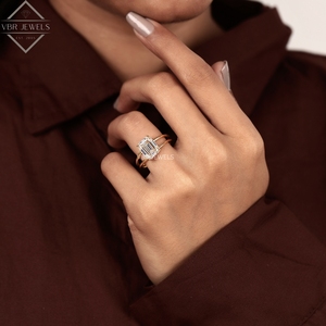 Anillo de Diamante Corte Esmeralda en Oro Amarillo, Diseño de Lujo con Tallo Dividido, Joyería de Compromiso para Mujer, Regalo - Product Image 5