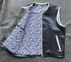 Chaleco de Cuero Estilo Club de Motociclistas para Hombre con Cordones Amarillos y Parches - Product Image 2