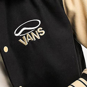Chaqueta Varsity para Hombre Vans, Negra y Beige, con Logotipo Bordado, Cuello Camisero, Estilo Urbano, Corte Regular, para Otoño - Product Image 4