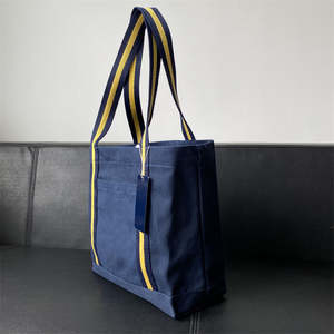 Sac fourre-tout en toile extra large personnalisé avec logo et motif lettres, robuste et réutilisable pour les courses, avec poignée d'épaule - Product Image 4