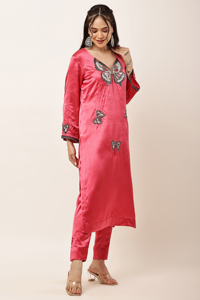 Conjunto de Kurti y pantalón de satén rosa bordado para mujer, traje étnico indio hermoso con trabajo de mariposas, cuentas, lentejuelas y detalles de ancla. - Product Image 1