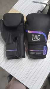 Gants de boxe professionnels Innova, design holographique, gamme de couleurs signature, pour entraînement, sparring et séances de fitness. - Product Image 5