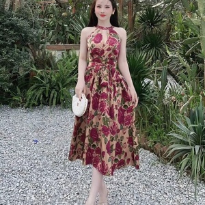 Élégance florale : Robe midi rouge à col halter avec détail découpe et taille à nouer, style bohème idéal pour les soirées en jardin - Product Image 1
