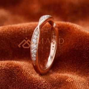 แหวนทองคำแท้ 10K/14K/18K โรสโกลด์ ประดับเพชรหลายเม็ด แบบสั่งทำพิเศษ |   เพชรทรงเอเมอรัลด์ตรงกลาง ประดับเพชรทรงกลมบริลเลียนท์ด้านข้าง สำหรับงานแต่งงาน - Product Image 2