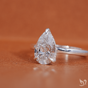 Anillo de Compromiso con Diamante Cultivado en Laboratorio, Corte Pera, 2CT, Certificado por IGI |   Anillo solitario de oro macizo de 10 quilates con halo oculto - Product Image 2