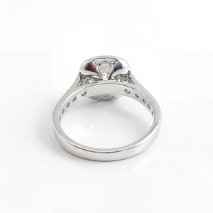 Anillo de compromiso de lujo con halo de diamantes cultivados en laboratorio de oro blanco de 14K, corte cojín, 2.20 CT TDW, con diamante principal de 1.60 CT, ideal para fiestas. - Product Image 5