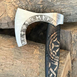 Hacha Vikinga Nórdica con Cabeza de Acero Grabada, Mango de Madera Envuelto en Cuero, Estilo Histórico, para Supervivencia al Aire Libre - Product Image 4