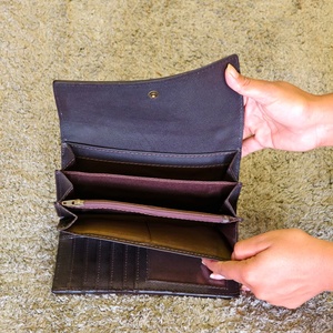 Pochette portefeuille en cuir véritable pleine fleur argenté, gravée à la main avec motifs floraux, pour femme, avec fermeture à bouton - Product Image 4