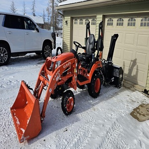 Tracteur Kubota puissant avec souffleuse à neige, machine de déneigement hivernal robuste pour fermes, allées et commerces - Product Image 5
