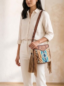 Sac à bandoulière pour femme avec fermeture éclair, orné de strass géométriques, style cowgirl, avec garniture en cuir et pompon - Product Image 4